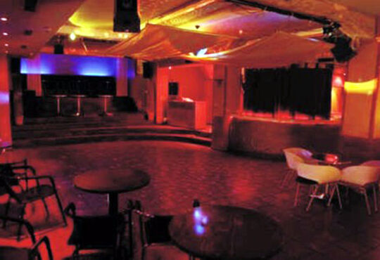 Untergrund in der Stadt
(120 Personen)